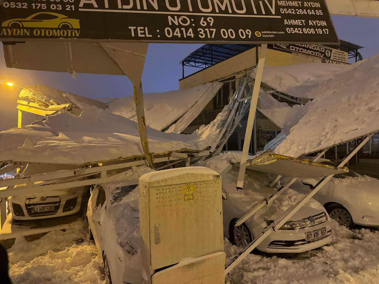 Kar, oto galerideki çatıları çökertti! 67 araç hasar gördü 2
